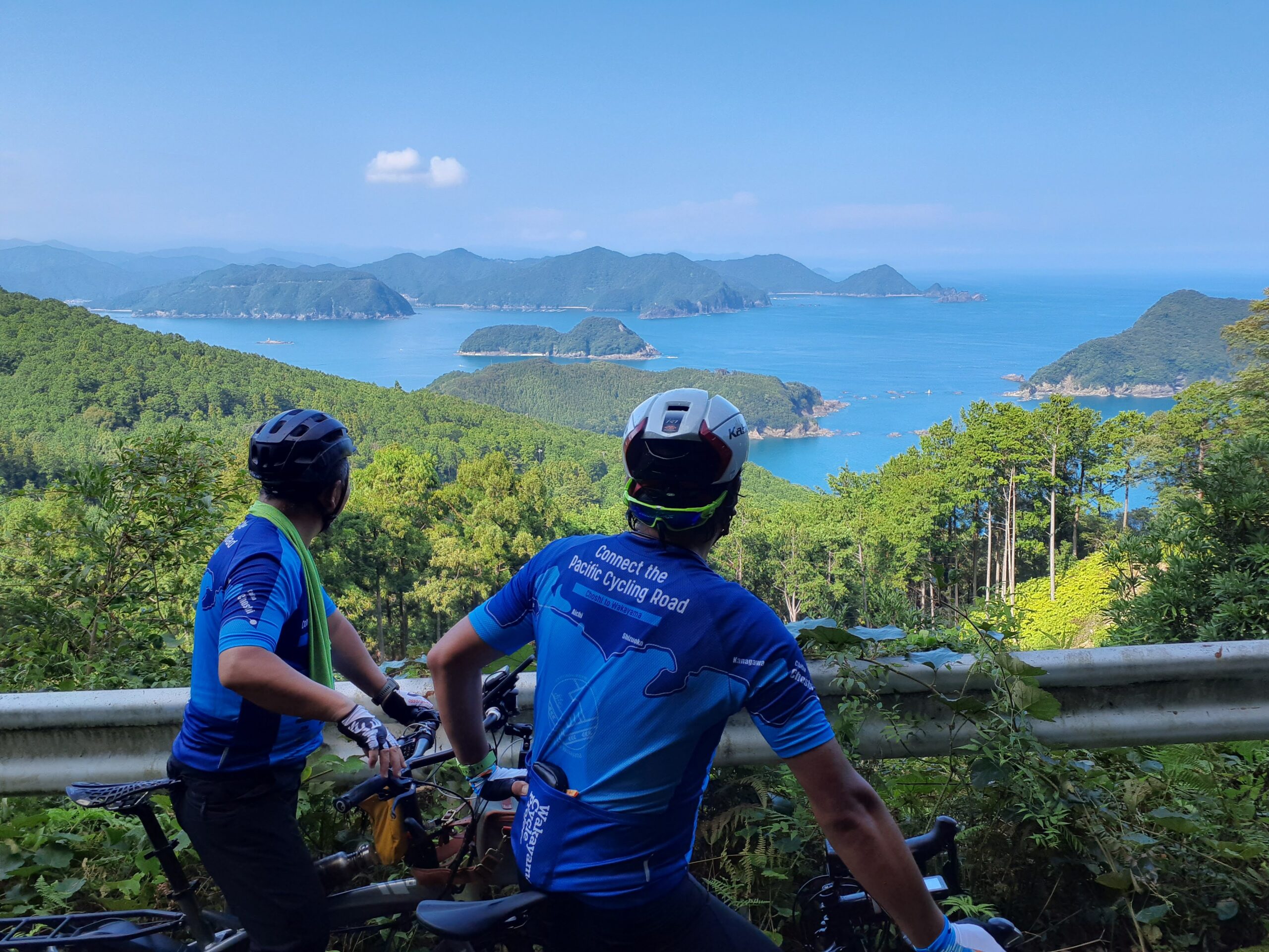三重県東紀州エリアの海沿いを走るサイクリング風景